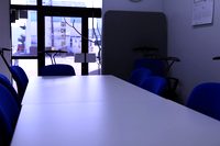 落ち着いた雰囲気の会議室