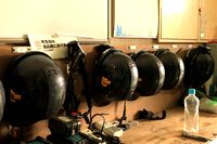 整然と並ぶヘルメットと安全掲示
