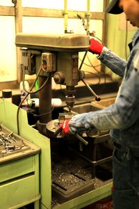 真剣に作業に取り組む社員