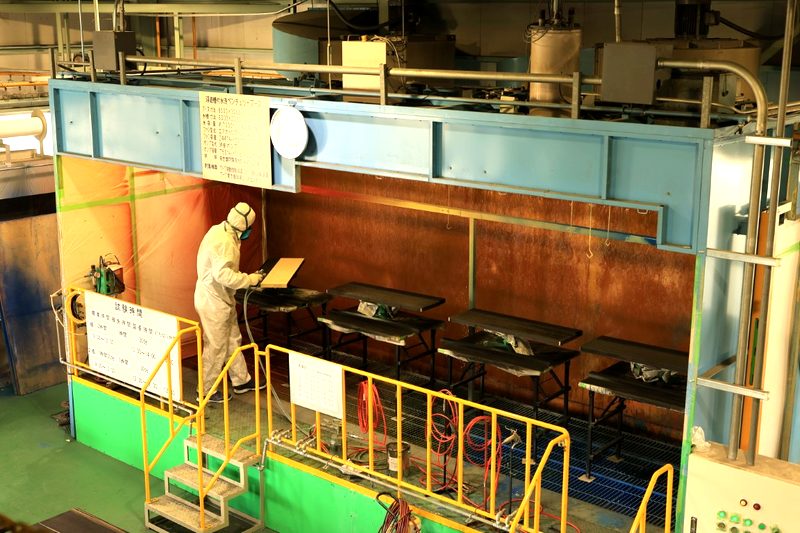 完成した塗装ブースでの試験塗装の様子