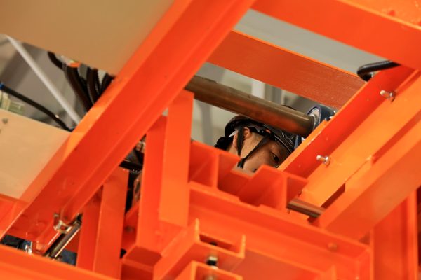 谷さん 製造作業中